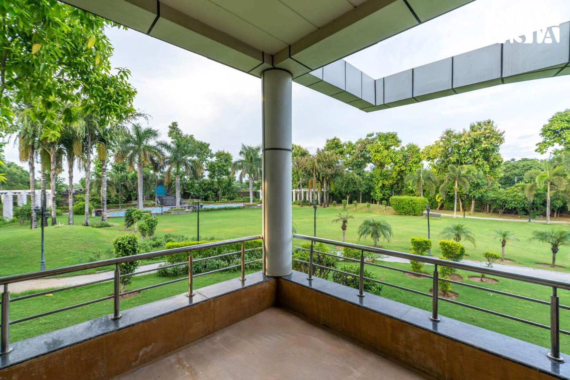 Stayvista At Wandering Vines Indoor Pool 4Bhk Luxury Villa In Delhi Sohna Zewnętrze zdjęcie